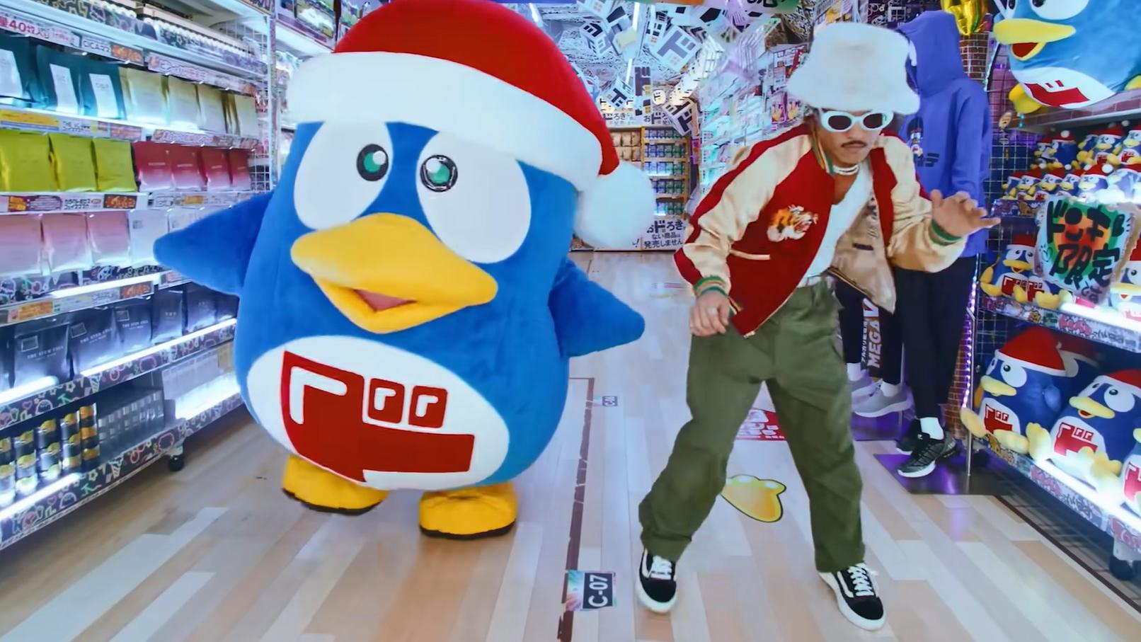Bruno Mars為DONKI唱主題曲 與企鵝吉祥物跳舞拍廣告