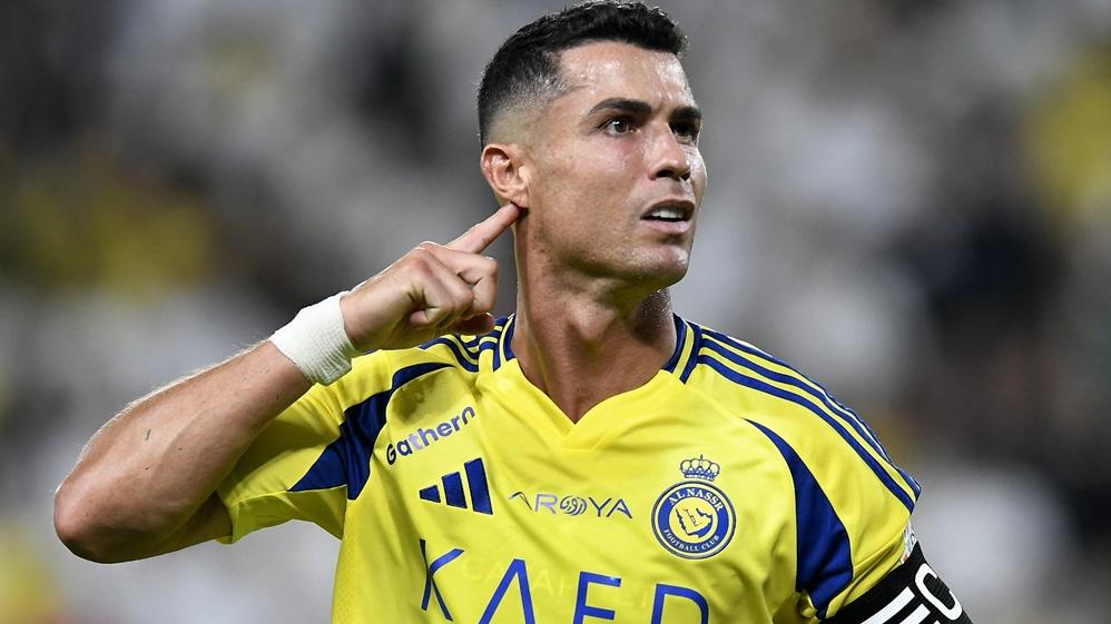 C朗射入第2球後挑釁對手球迷，不過最後被判越位。(路透社)