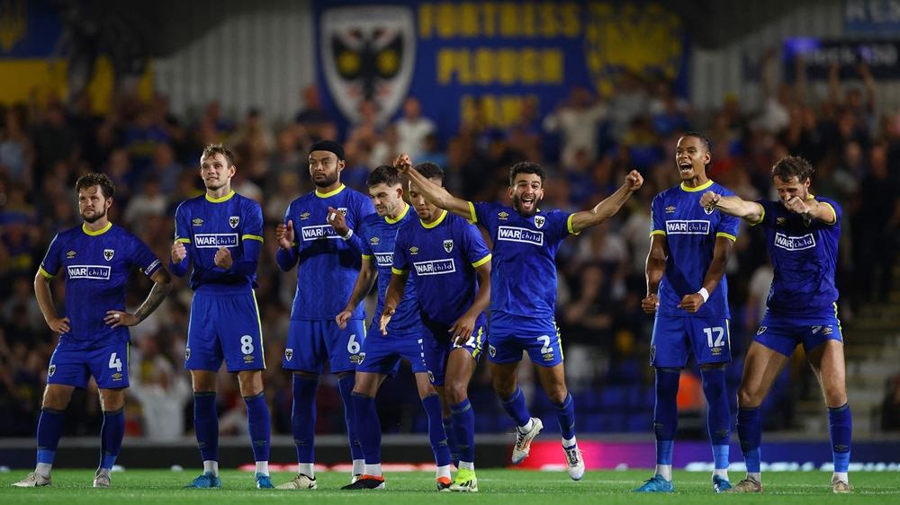 乙組AFC溫布頓12碼淘汰葉士域治。(路透社)