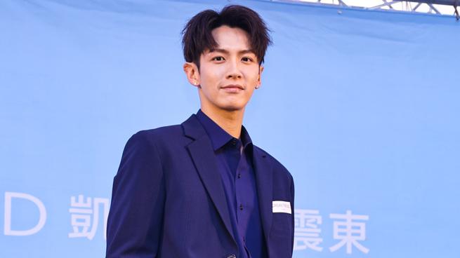 柯震東戴耳機直播上廁所「噓噓聲」收音超完整　笑噴道歉：我是3C智障