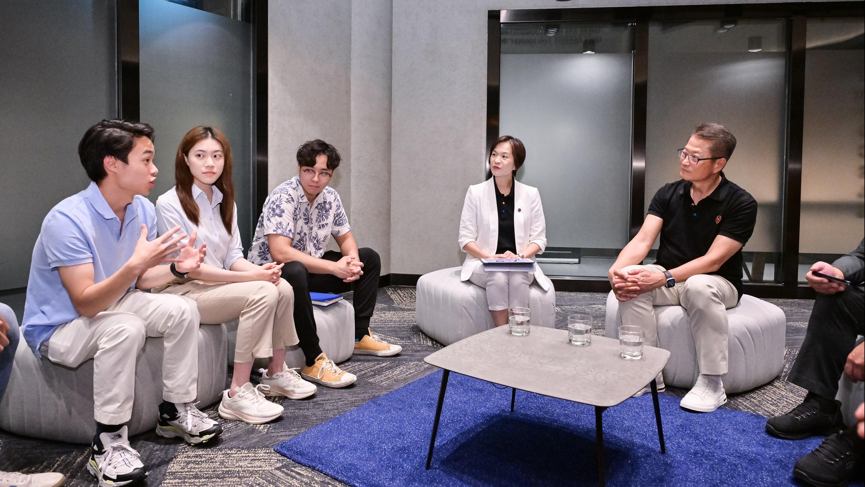 陳茂波日前與參加科學園實習計劃的本地和國際大學生交流。(陳茂波網誌)