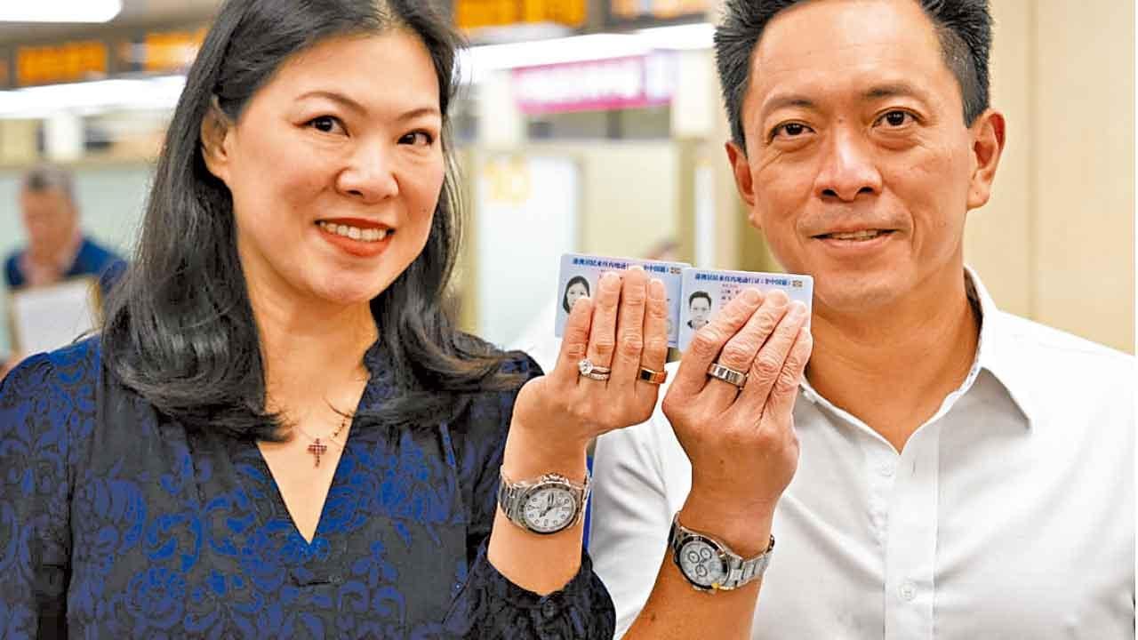 首批非中國籍港澳居民領內地通行證  商會代表︰方便旅遊及商務