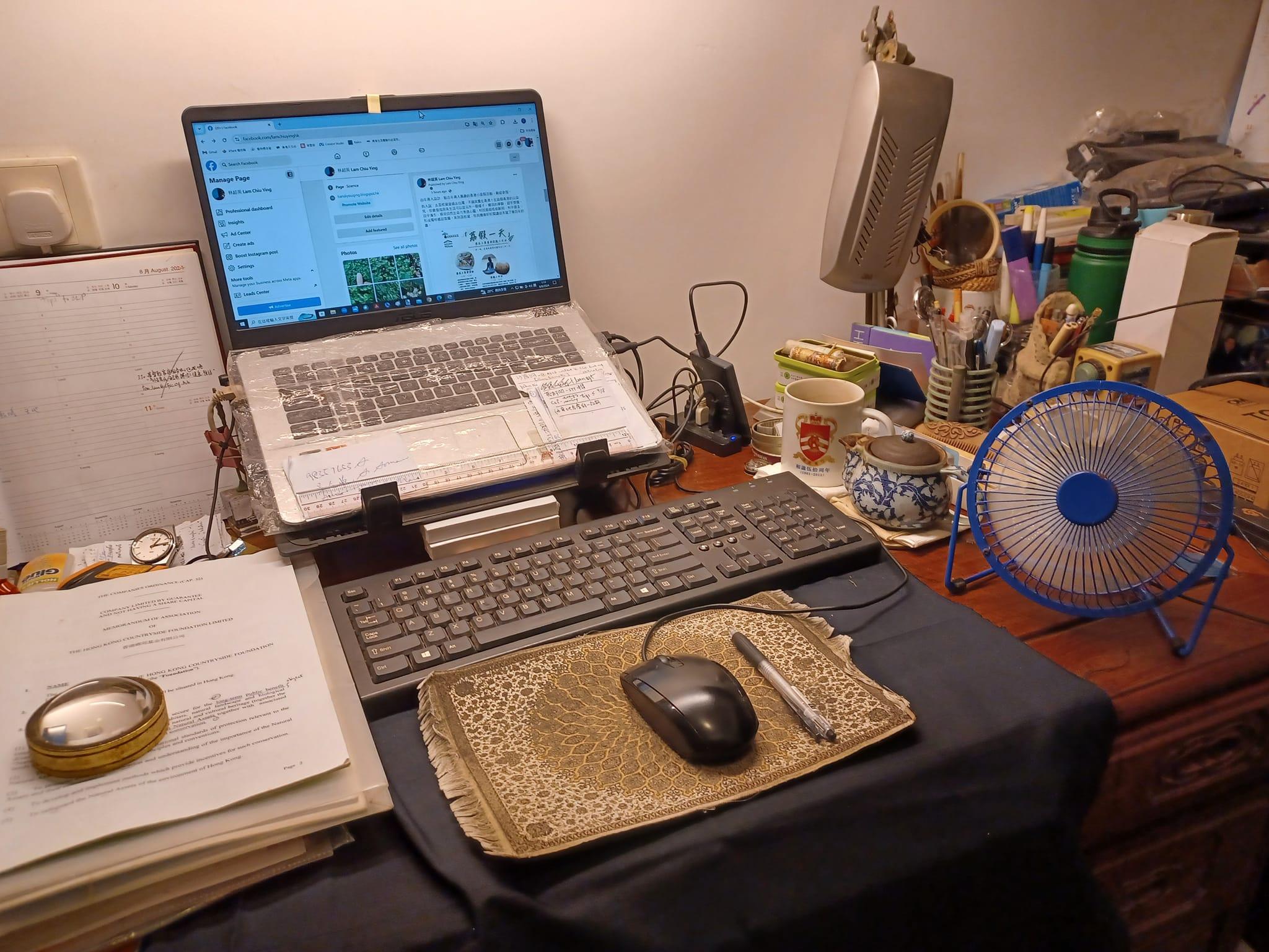 林超英在Facebook專頁發帖，可見其書枱放了文件及手機電腦，旁邊仲有一把USB小風扇