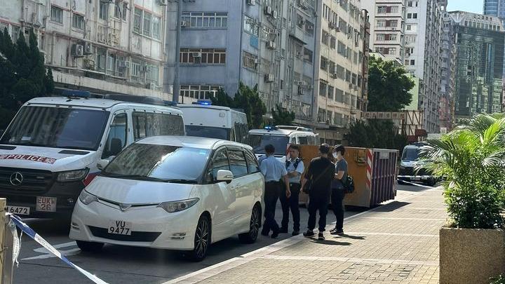 警方在車內搜獲鐵筆等武器。(FB「大角咀人和事」)