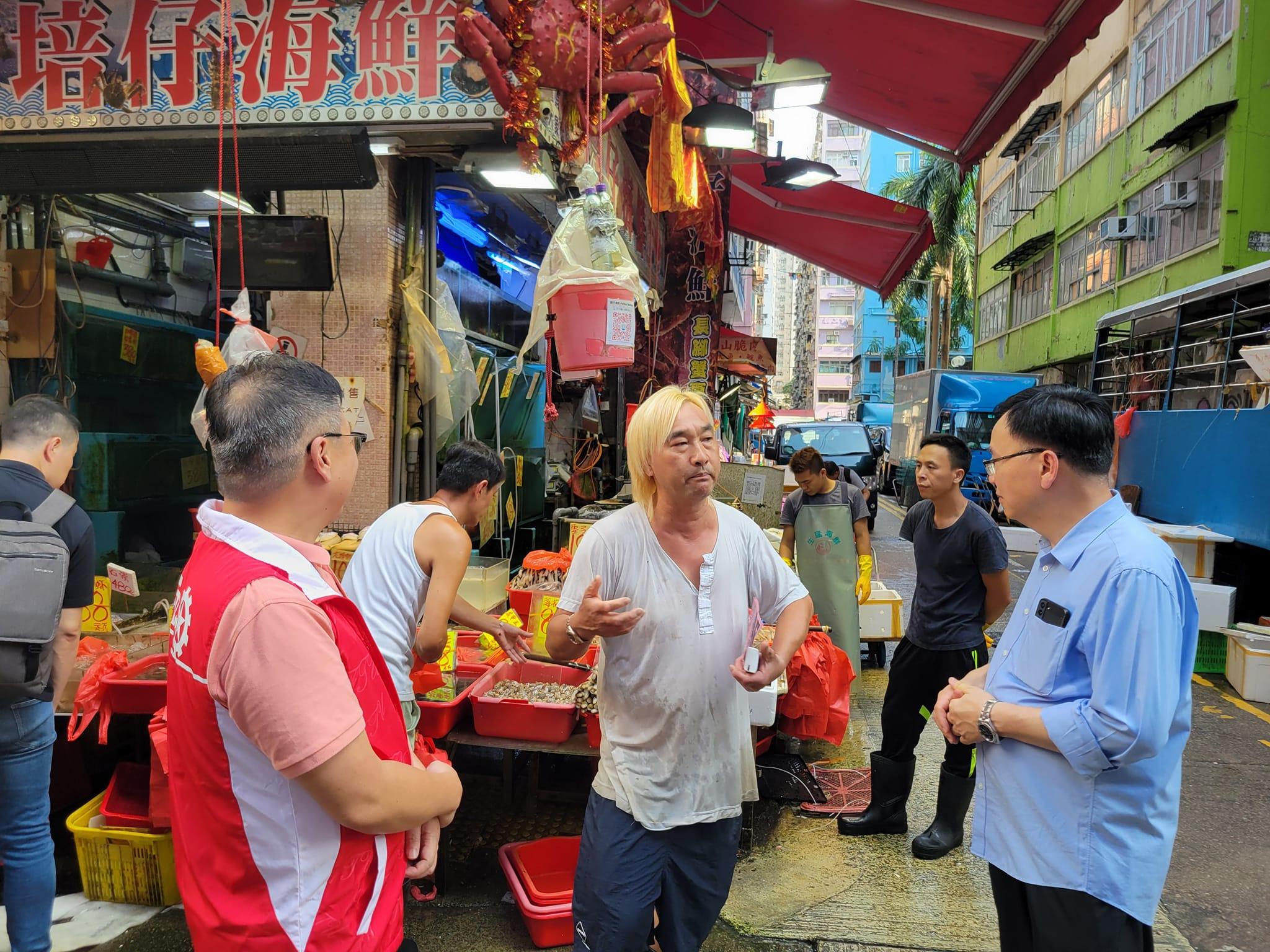 工聯會立法會議員黃國前往油麻地及旺角，向排檔小舖東主了解近期營商環境。不少檔主坦言市道極差、人流大減，均大呻「生意難做」。(工聯會圖片)
