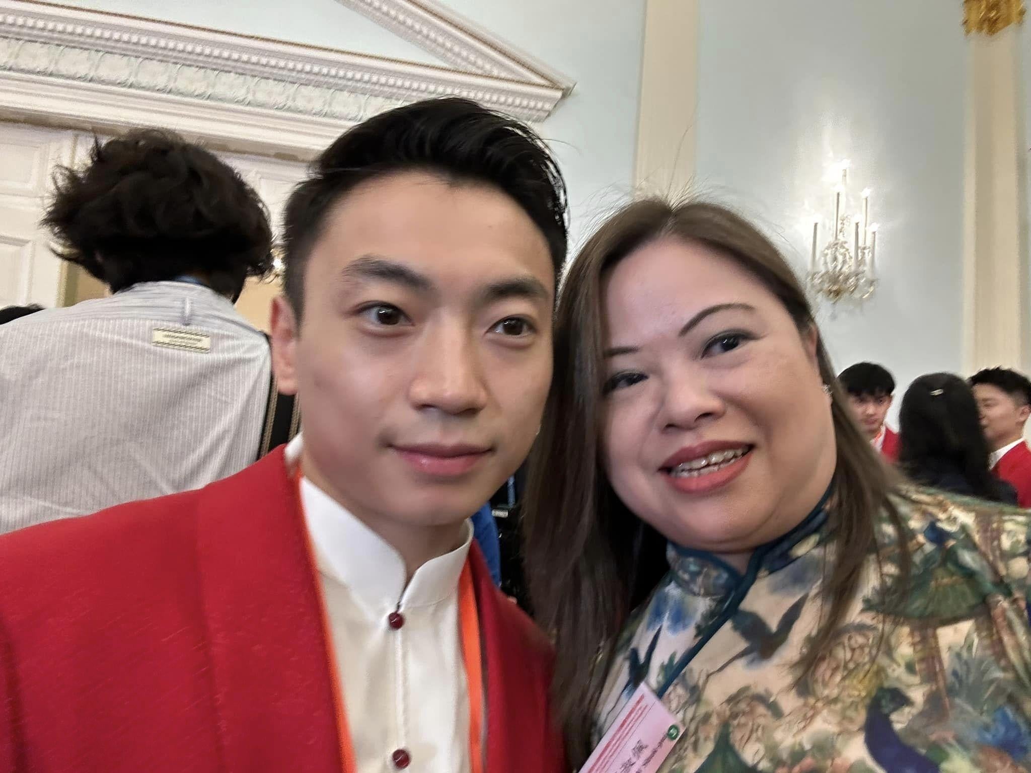 國家隊訪港｜羅淑佩面貼面與鄒敬園合照　李家超向馬龍指曾參加乒乓球班際比賽｜ Ray Online