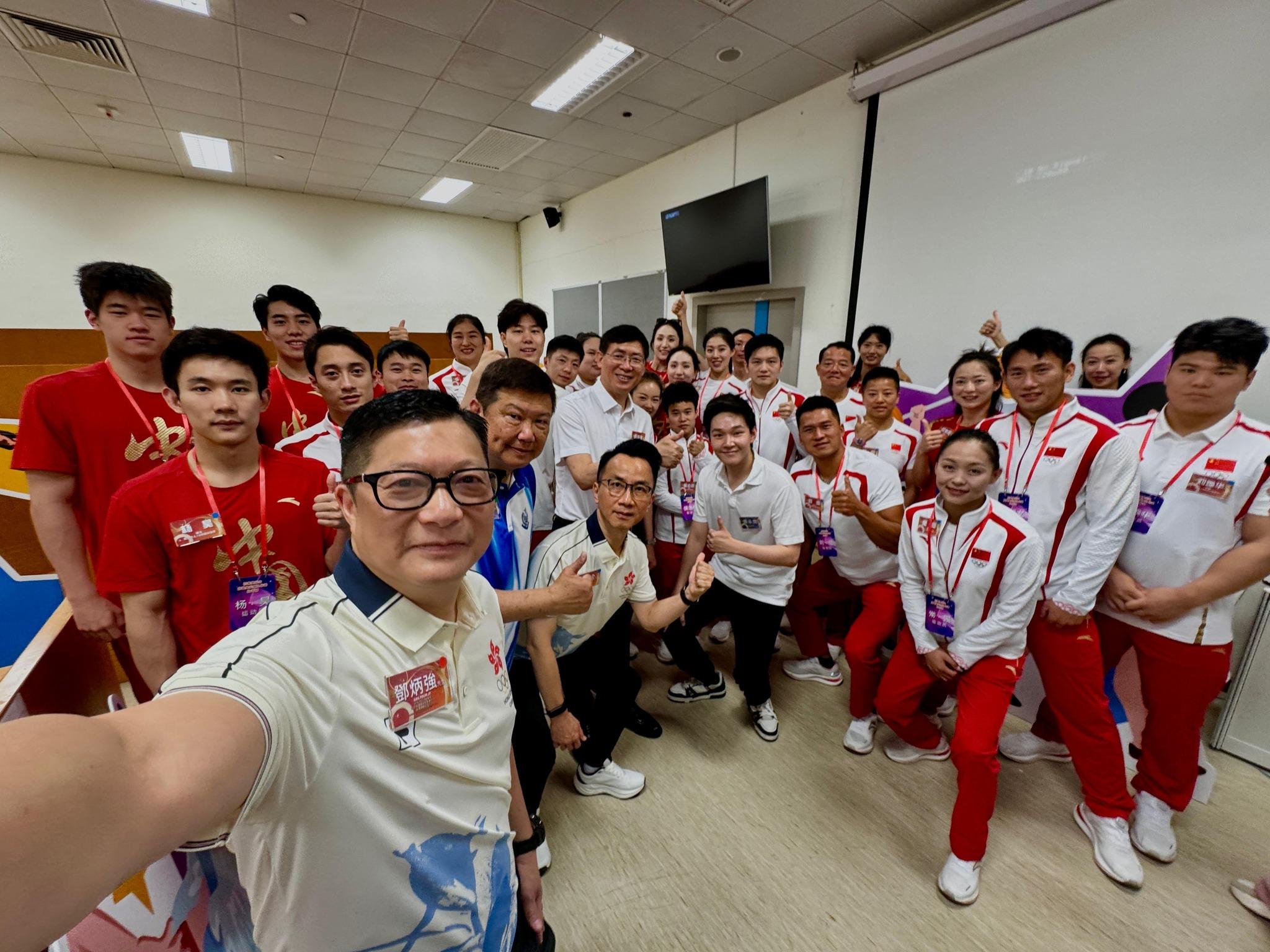 國家隊訪港｜與紀律部隊及學生等交流　鄧炳強：最愛舉重選手李雯雯