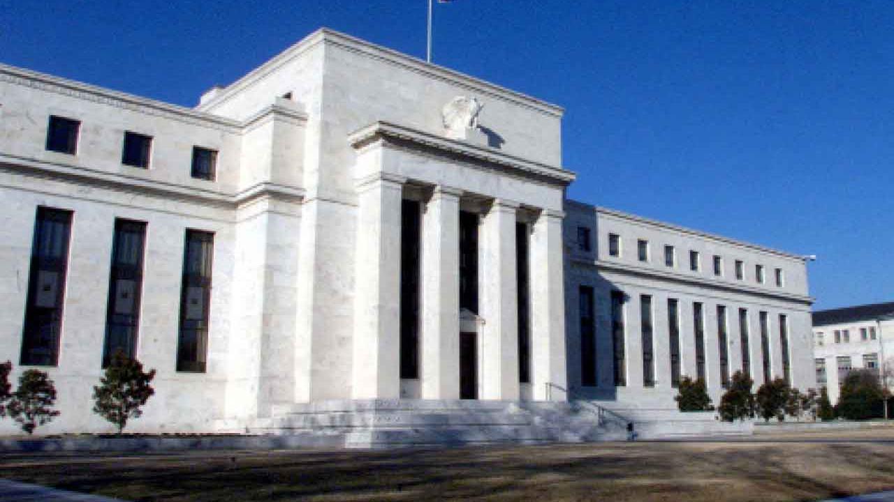 利率躺著也緊縮