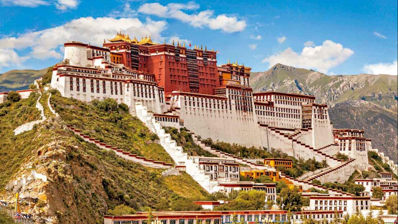 有本港導遊說，今年2月香港至拉薩直航機開通後，到西藏旅遊港人增加，圖為著名景點布達拉宮。