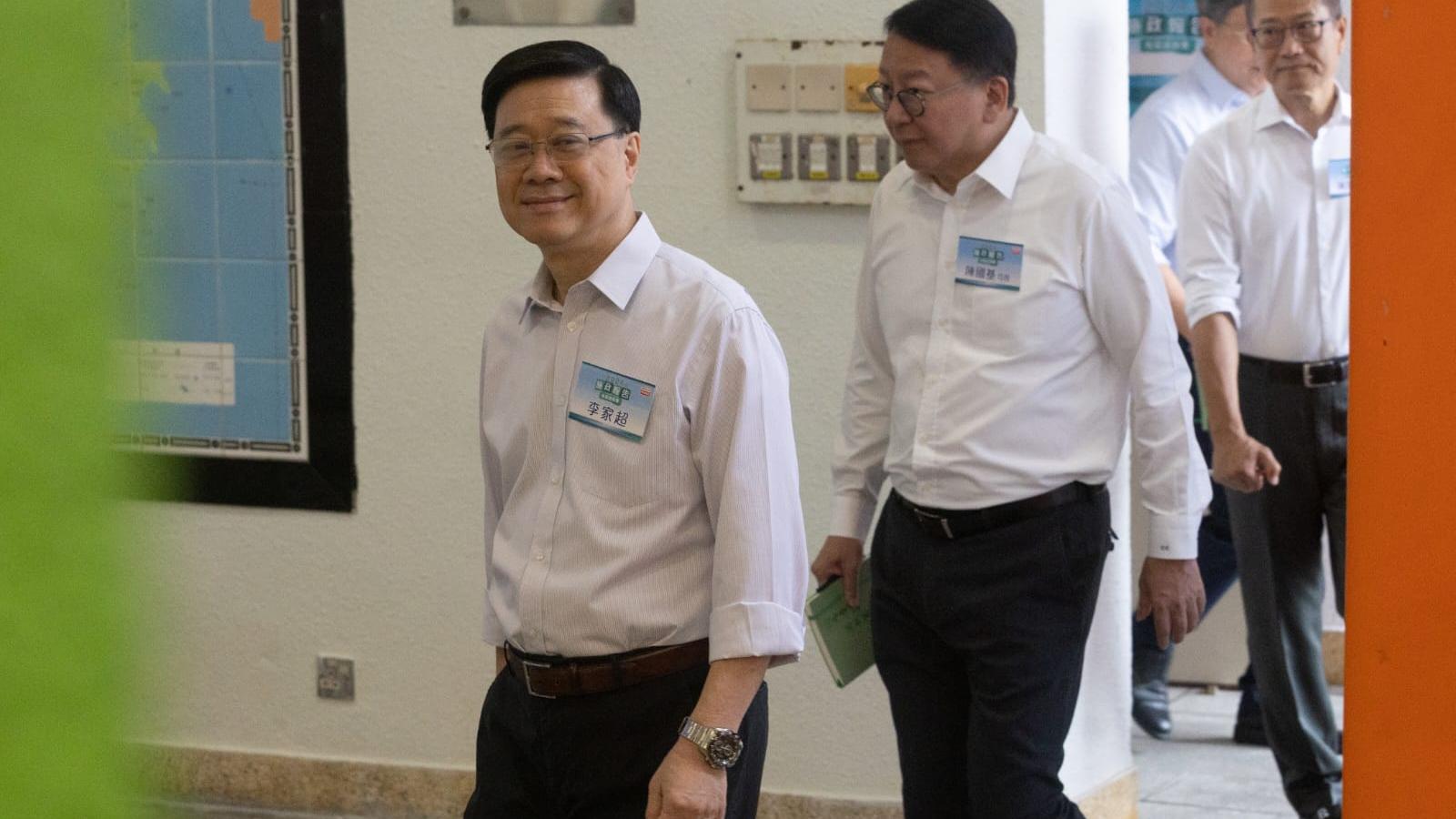 李家超到大埔官立小學出席諮詢會。(蘇文傑攝)