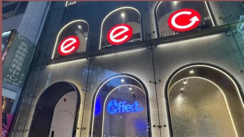 英皇娛樂推出藝人精品概念店 粉絲抽中明星交換卡 內地網民收楊受成博士閃卡：期待財運提升