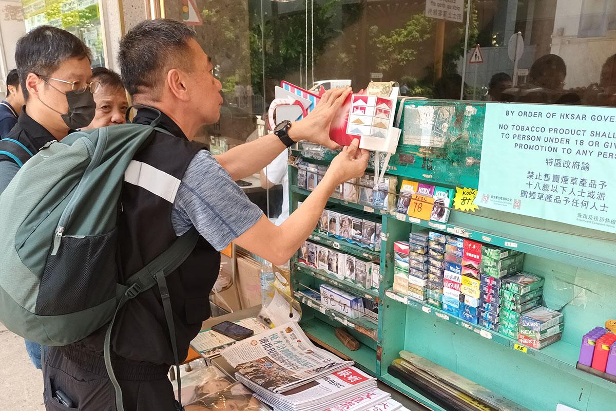 控煙酒辦人員在新蒲崗一間店舖執法，檢取涉嫌違法展示的吸煙產品展示箱。(政府新聞處)