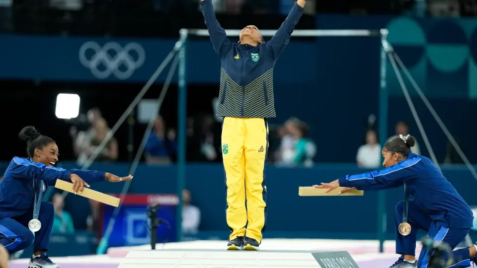 巴黎奧運｜比莉絲單膝跪地「恭迎」冠軍展現女王風範 體操頒獎禮的暖心場面