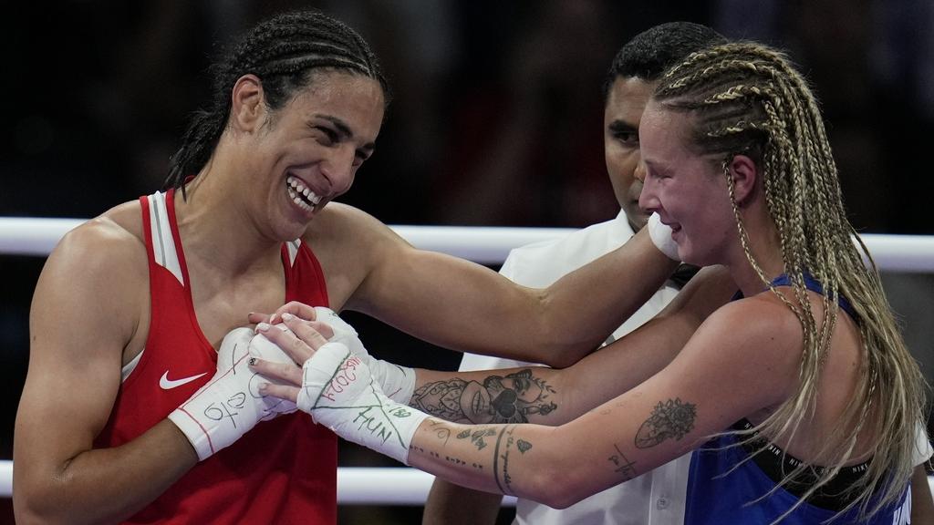 匈牙利哈莫莉賽後與希莉芙握手。(美聯社)