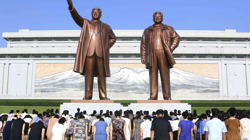 平壤民眾在上周四祖國解放紀念日向金正日、金日成銅像鞠躬致意。(資料圖片)