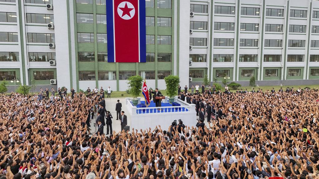 金正恩上周四(15日)對大批被遷移到平壤的水災災民發表講話。(美聯社)