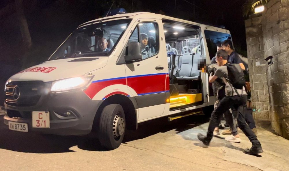 警方在山頂種植道拘捕一名29歲韋姓內地男子，涉嫌企圖爆竊獨立屋。 (警方圖片)