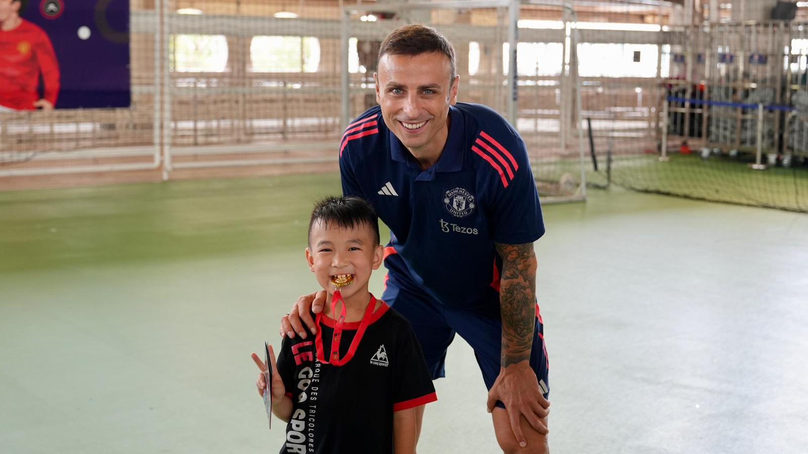 曼聯名宿貝碧托夫訪港 聯同U16小紅魔與小朋友互動同樂