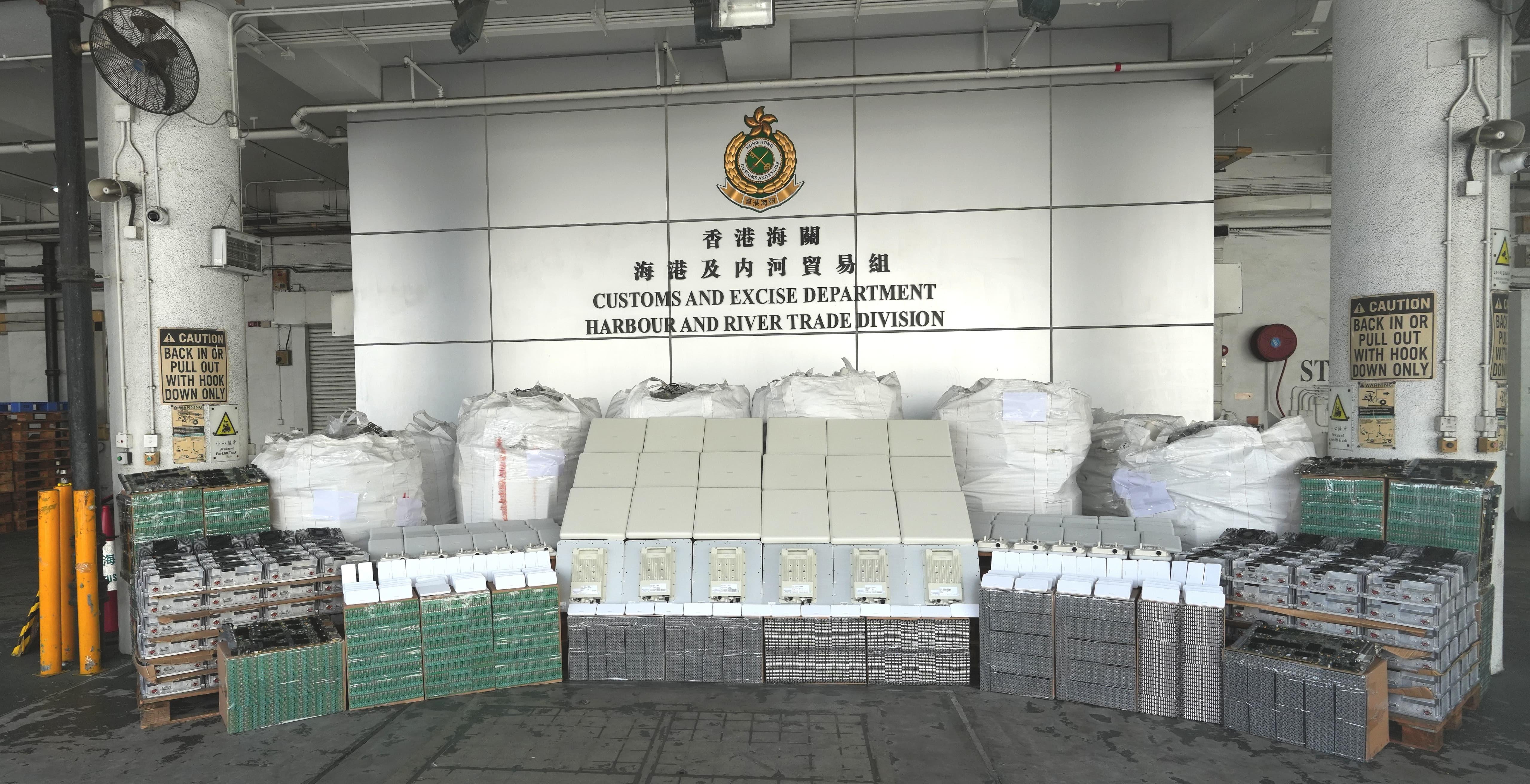 香港海關7月31日在葵涌貨櫃碼頭偵破一宗涉嫌利用遠洋船走私貨物往馬來西亞的案件，檢獲大批懷疑走私電子零件，估計市值約3700萬元。圖示檢獲的懷疑走私電子零件。（政府新聞處圖片）