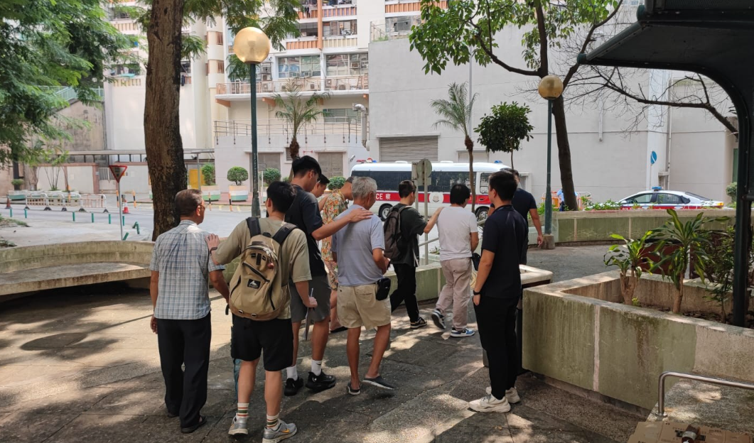 觀塘翠屏邨打擊街頭聚賭，行動中共4名男子被捕。（警方提供）