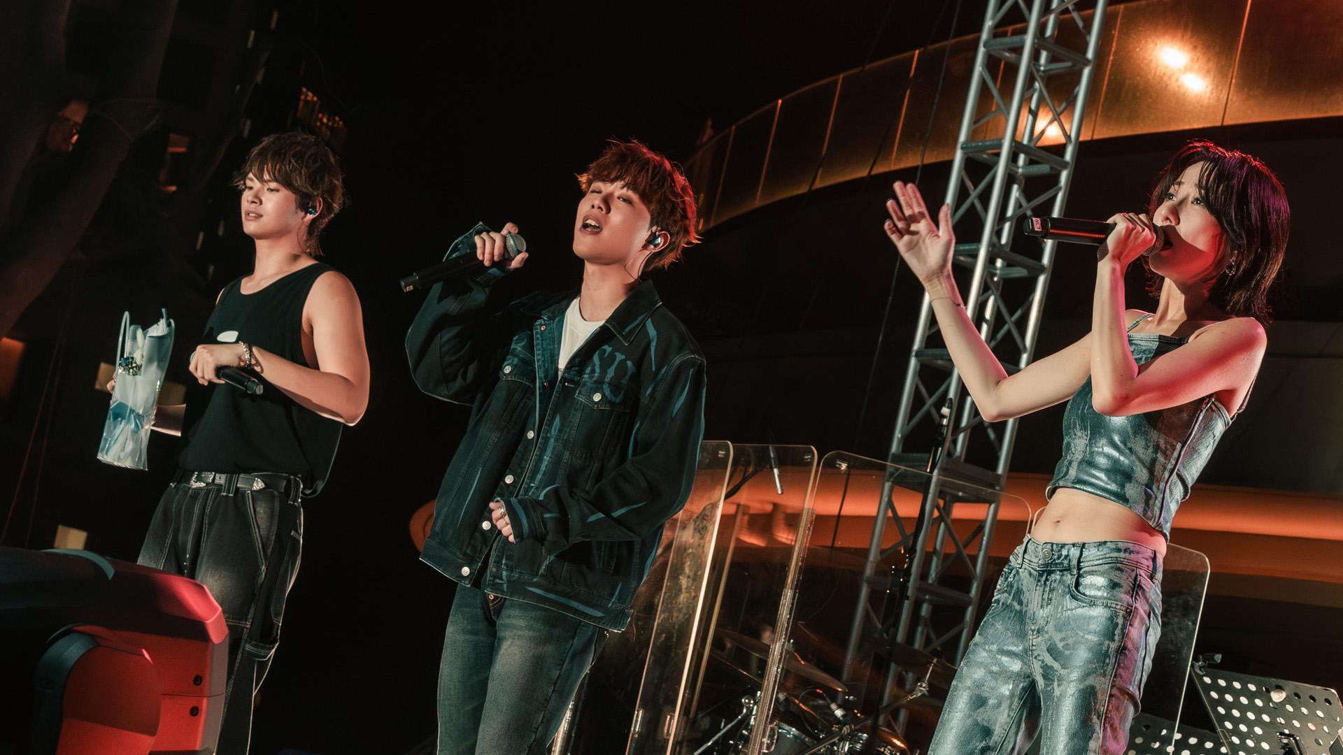 泳兒濕身show要貼膠紙打底 黎展峯洪助昇唱到剝衫