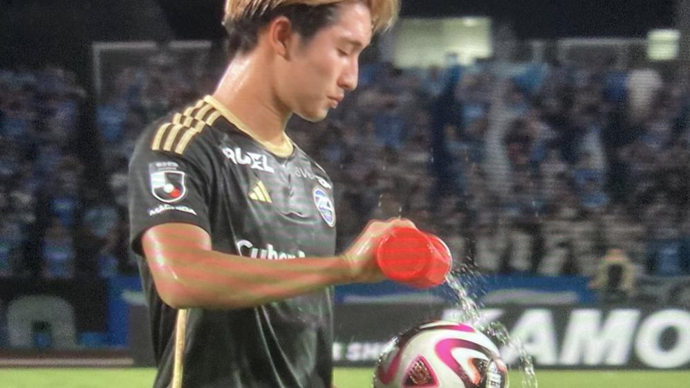 藤尾翔太用水弄濕足球的行為引起爭議。(網上截圖)