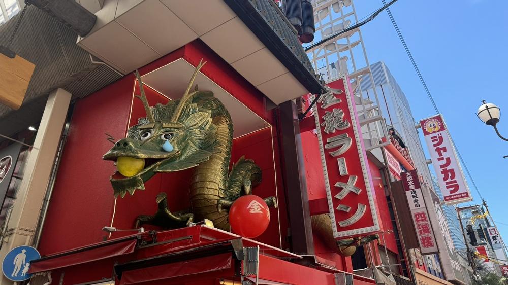 大阪道頓堀著名招牌之一的金龍拉麵正式拆除違規的尾部後，在龍頭加上一滴淚。(X)