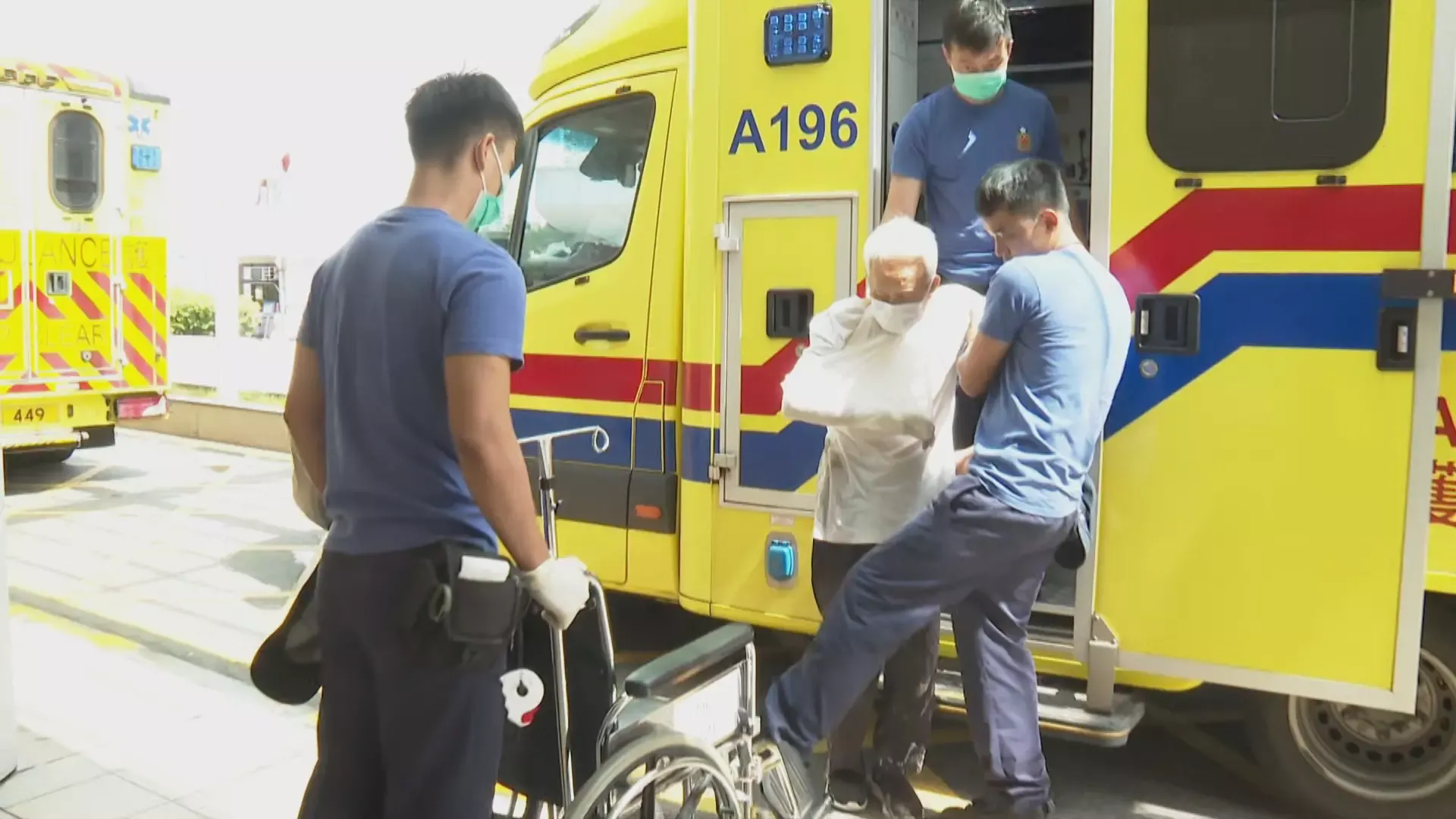 老翁疑失足跌落未乾的水泥地　救護員助解困送院治理(有線新聞截圖)