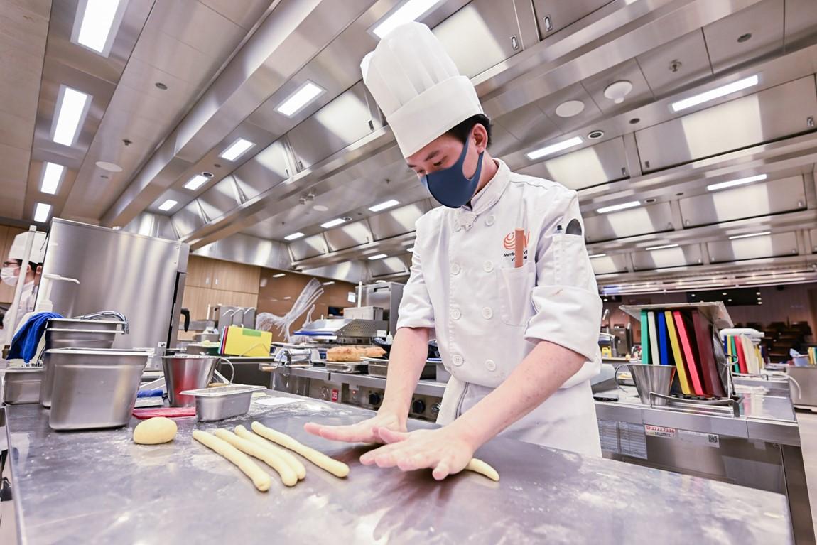 「烘焙」為香港代表隊於「世界技能大賽」的新參賽項目， ICI西式包餅及糖藝文憑畢業生郭承璁將代表香港參賽。