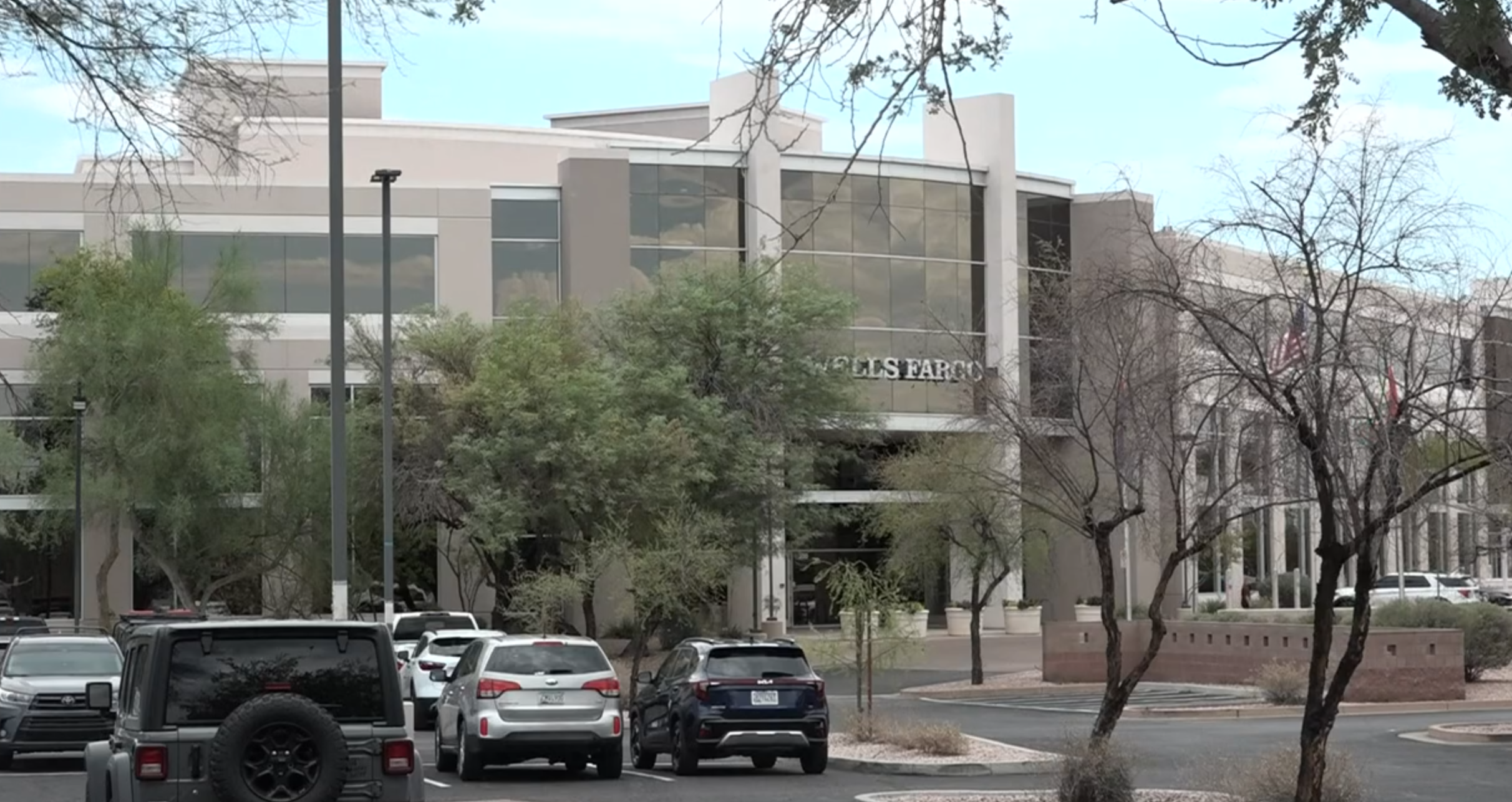 亞利桑那州一間富國銀行（Wells Fargo）的女員工，於本月16日早上「打卡」上班後，就未再有上下班出勤紀錄，直到本月20日才被發現死在個人的辦公桌前。(影片截圖)