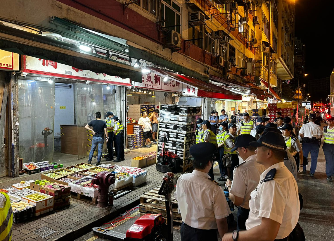 油麻地分區特遣隊、巡邏小隊及警察機動部隊人員聯同食環署人員，於油麻地窩打老道、新填地街、上海街及渡船街一帶進行聯合行動，打擊阻街及交通違例事項。(警方圖片)