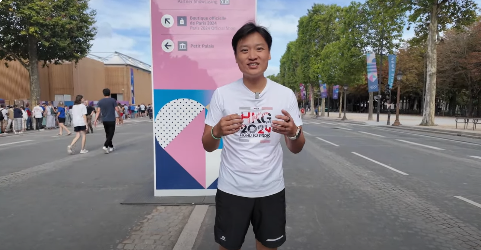 鄭泳舜拍Vlog 遊巴黎場館（鄭泳舜YouTube截圖）