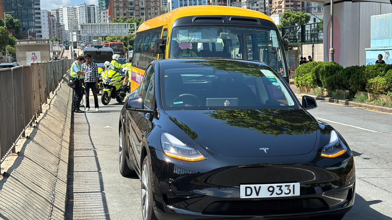 九龍塘七旬校巴女司機疑駕駛途中暈倒撼Tesla　昏迷送院搶救