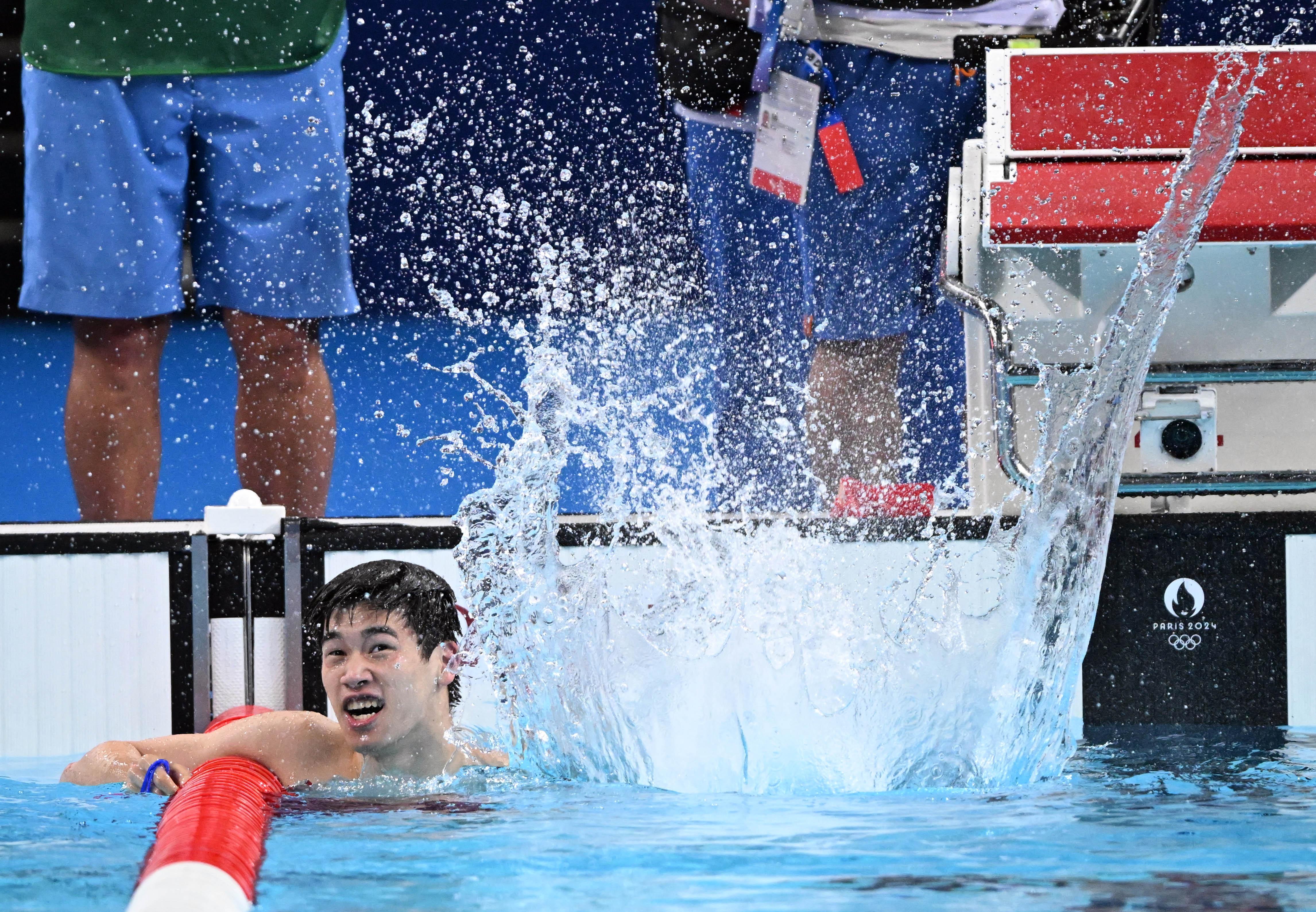 巴黎奧運游泳項目男子100米自由泳決賽，國家隊代表潘展樂游出46秒40，刷新自己保持的世界紀錄，奪得國家隊今屆首面游泳項目金牌。(新華社)