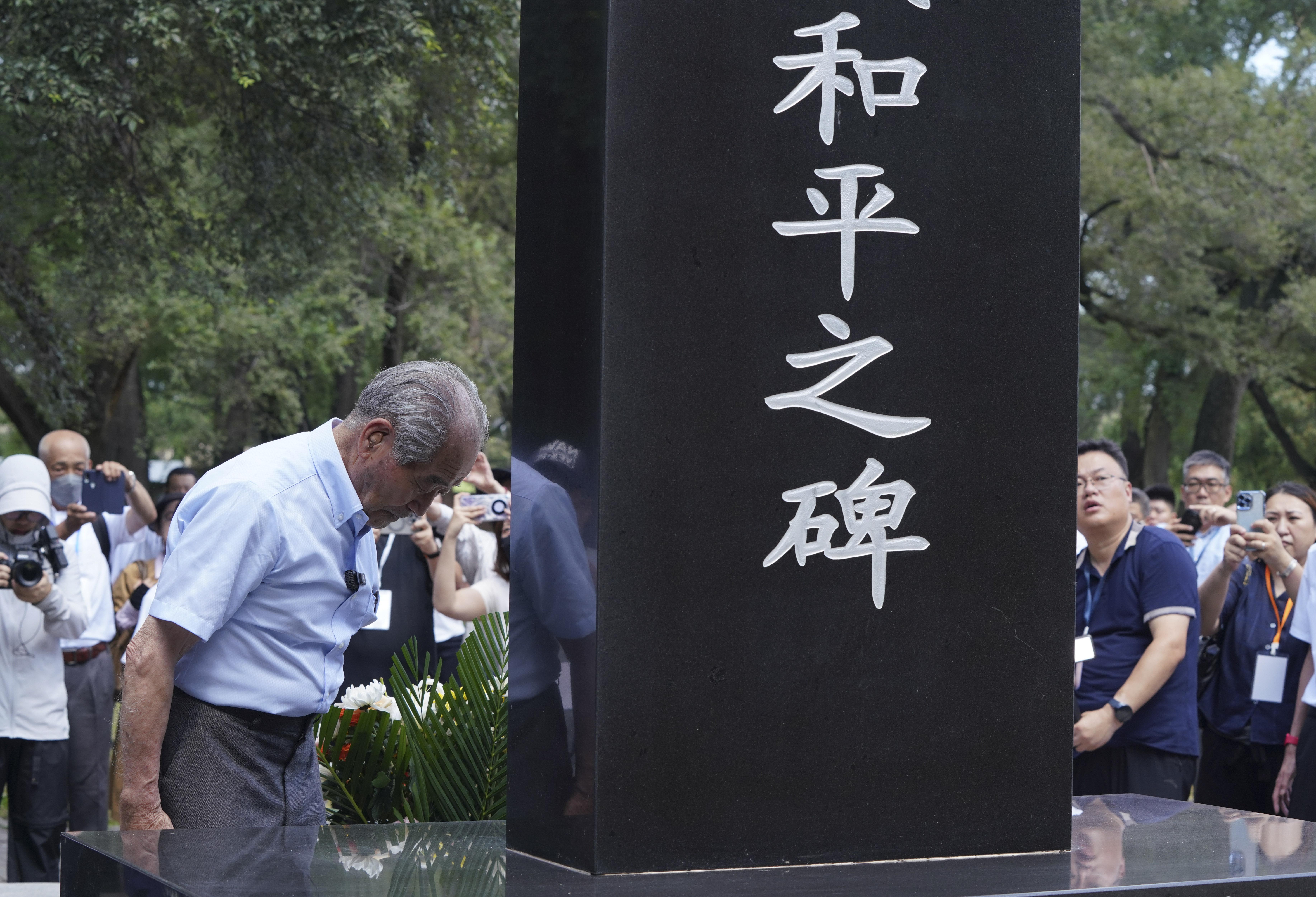 清水英男向紀念碑鞠躬懺悔(新華社)