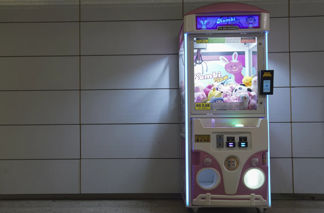 巴西警方近日打擊夾公仔機騙局，發現有不法分子曾動手腳，以程式操控爪子力度，令機台必須達到機主設定的次數才能夾到公仔，與玩家的技術優劣無關。(美聯社)