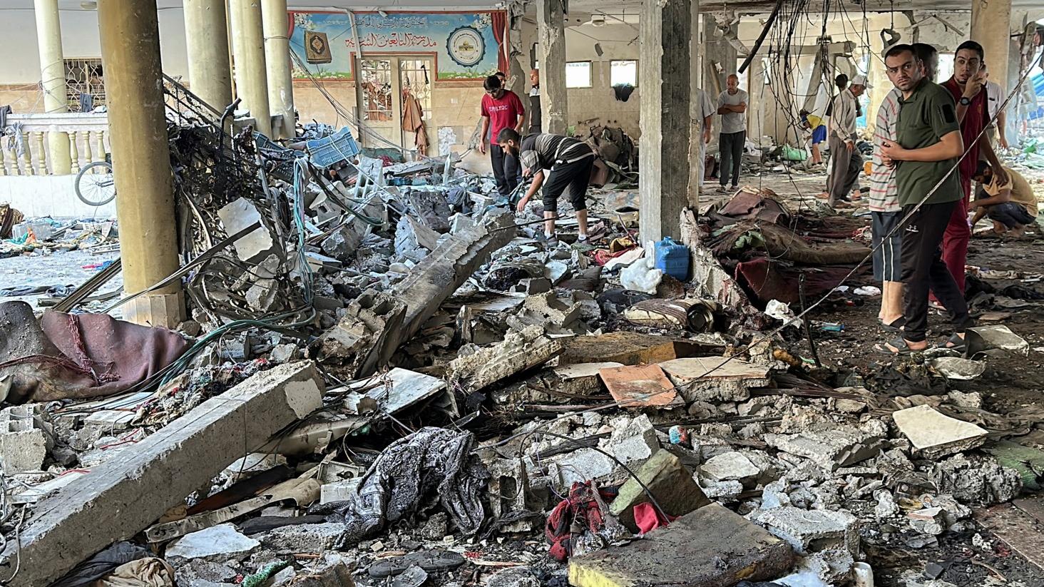 加沙城用作收容巴勒斯坦難民的學校遭以軍空襲，淪為廢墟。(路透社)