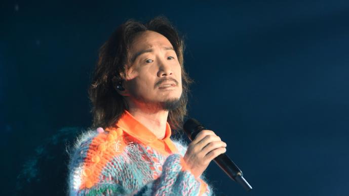 鄭中基現身澳門演唱會 後台跟「機動兵工廠」互動無異樣