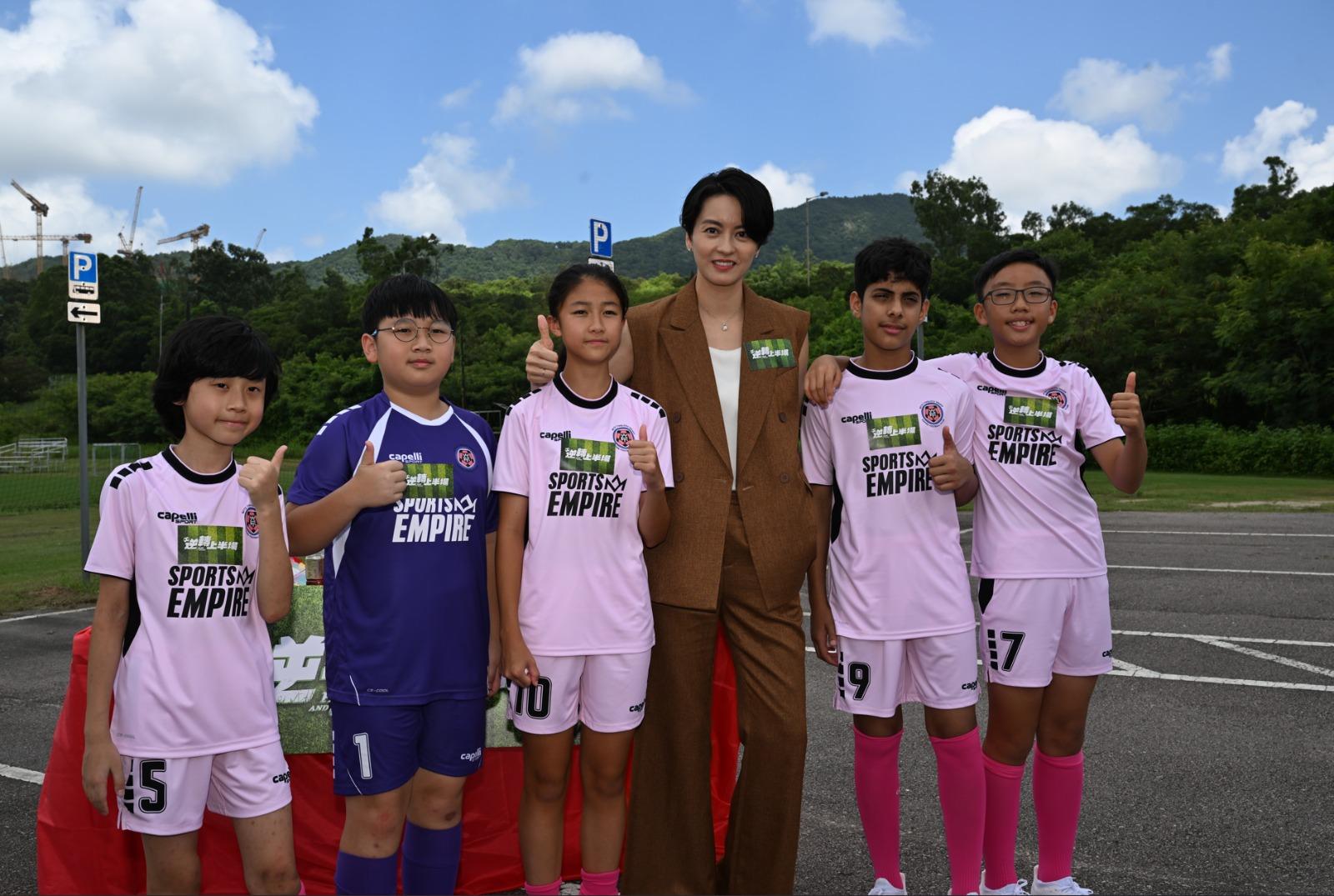 梁詠琪新片演事業女性 率小演員為《逆轉上半場》開鏡