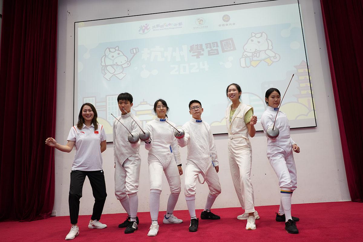 江旻憓(右二)在杭州訓練場館與學員交流劍擊技術。(馬會提供)