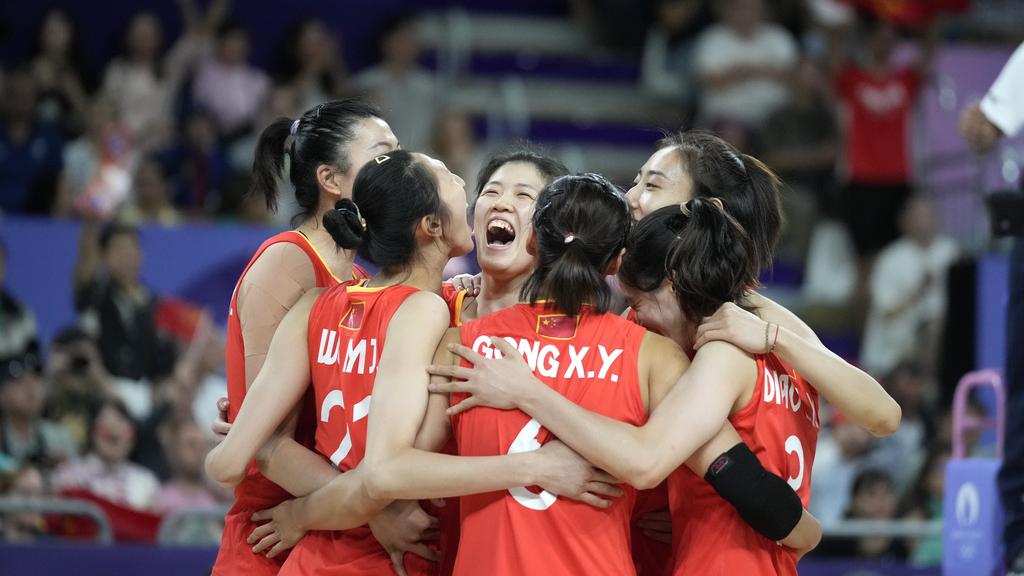 巴黎奧運｜經歷四度「刁時」　中國女排險勝塞爾維亞　分組賽全勝出線