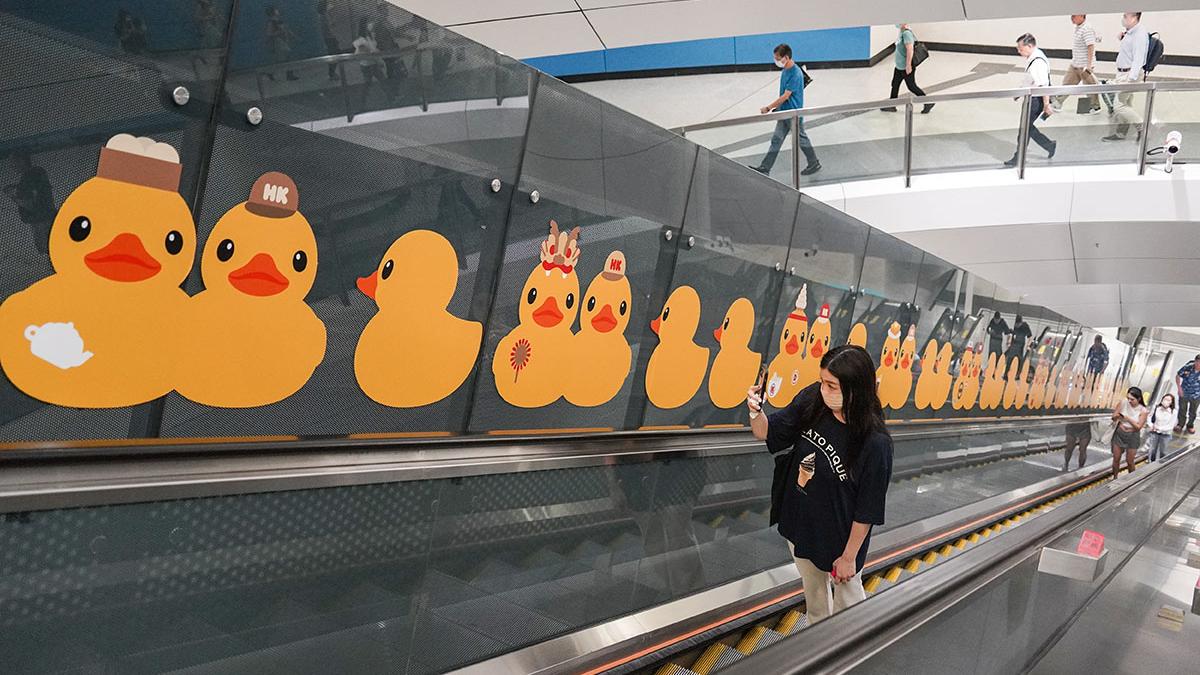 港鐵一直宣傳搭扶手電梯時不應行走，惟近日再次於網上掀起一股討論。(資料圖片)