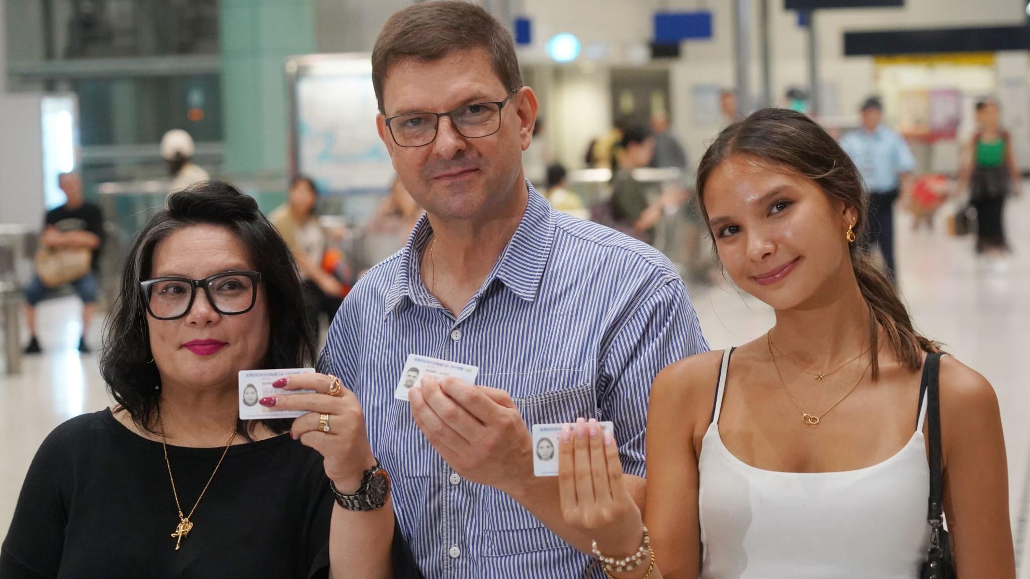 Alfred與家人首度使用回鄉證過關。