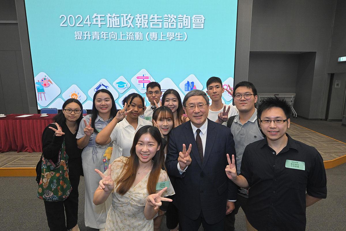 卓永興(前排右二)與部分出席《施政報告》諮詢會的專上學生合照。(政府新聞處)