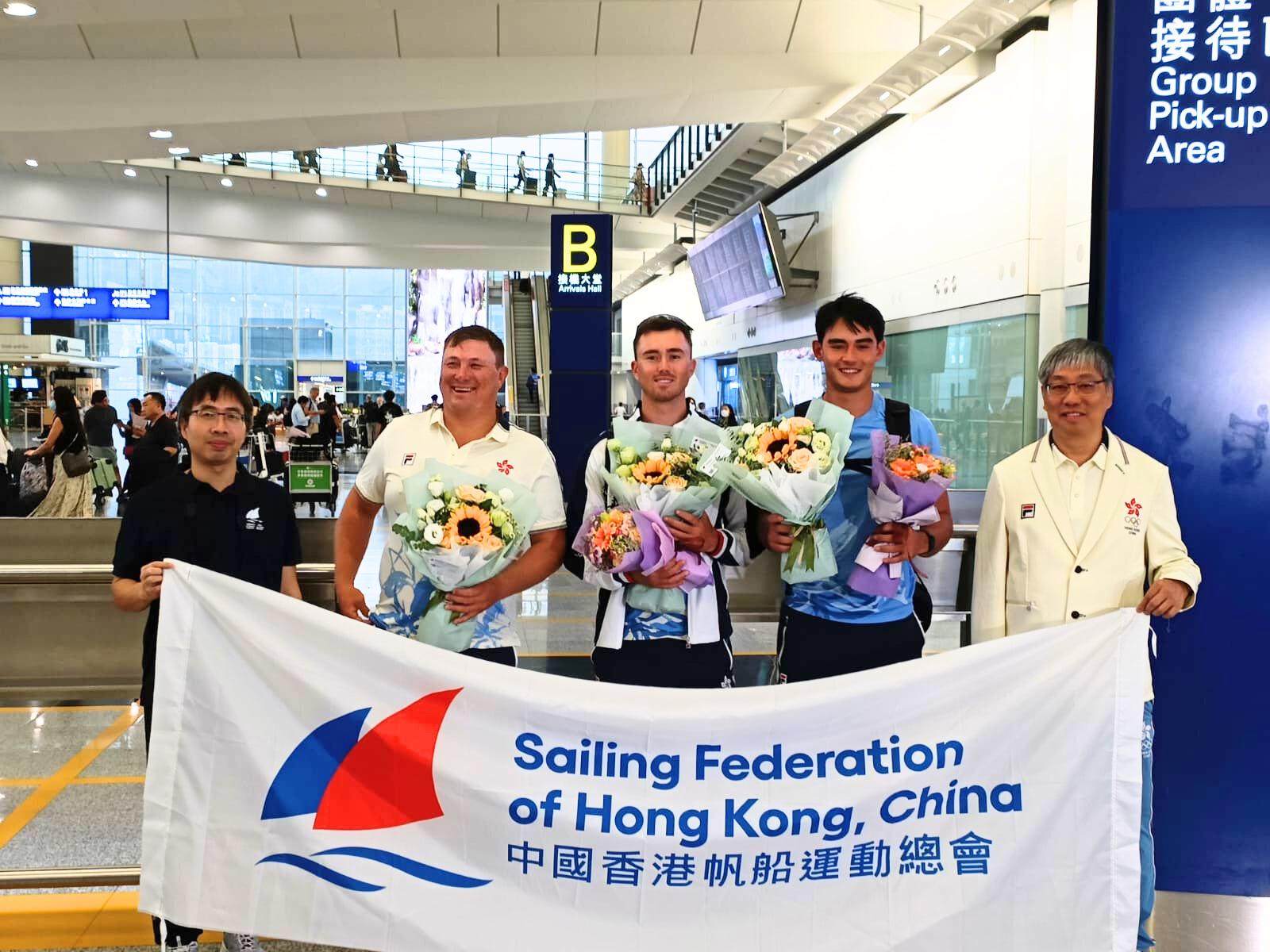 奧運港隊帆船代表祥傑及貝俊龍抵港，獲中國香港帆船運動總會歡迎。 (中國香港帆船運動總會)