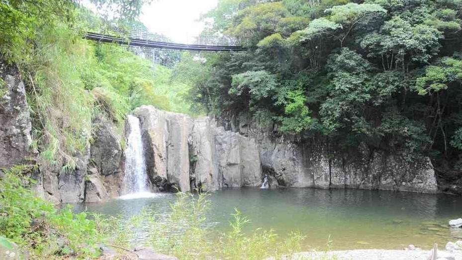 「轟之瀑布」是熊本縣天草市的人氣景點，每年夏天都有許多民眾前往戲水消暑。(互聯網)