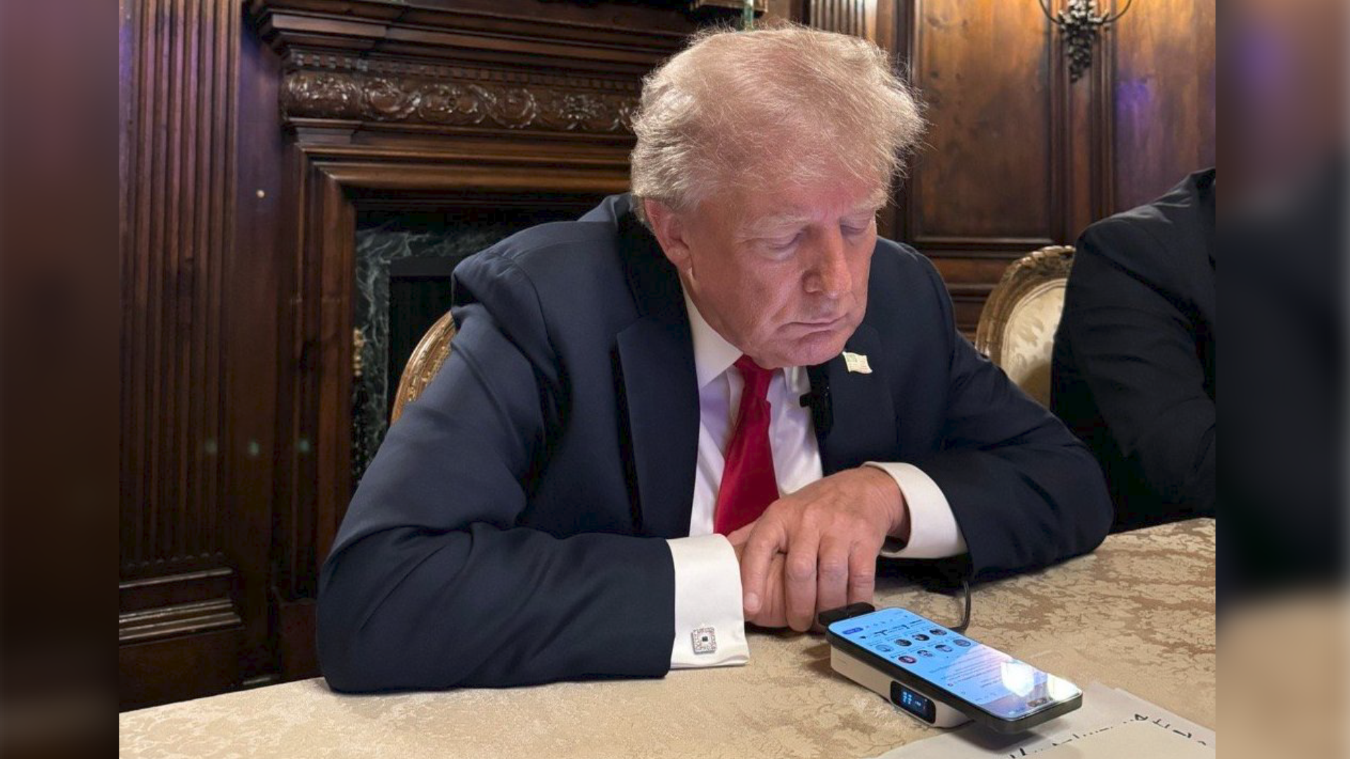 特朗普疑用中國品牌「安克Anker」充電器。