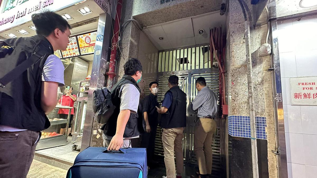 觀塘長安大樓一個單位發現兩具屍體，警方到場調查。(陳奕釗攝)