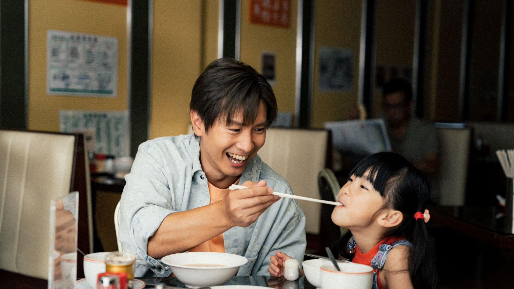 陳柏宇新歌邀sica合唱 變身「陳伯」 帶兩個寶貝女拍MV