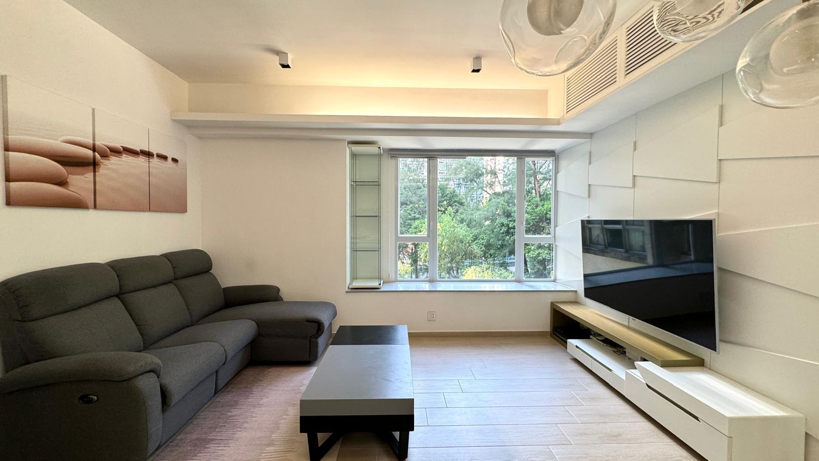 單位大廳闊落，客廳梳化與電視之間有一定距離，間隔闊落。